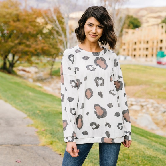 Oversized Animal Print Top - Picture 6 of 8